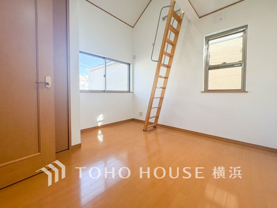 採光もアクセントの一つとして。プライベートルームにはやさしい光が射し込んでいて、この明るい好みの空間で読書をしたり、音楽を聞いたりと一人の時間も充実したものにできます。