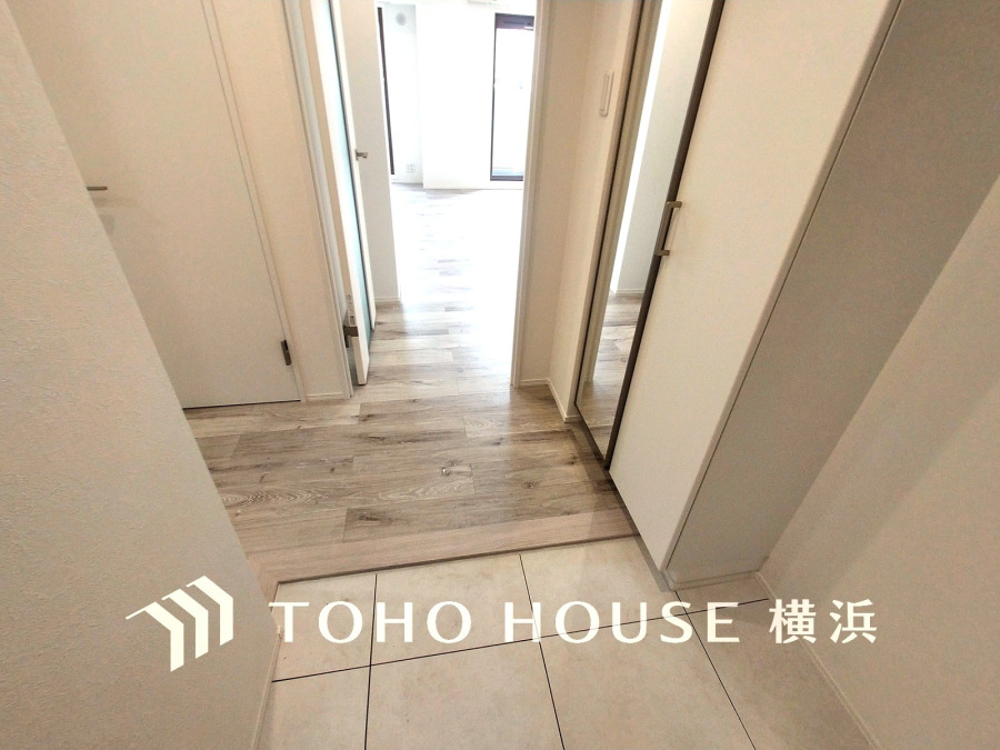 白を基調とした上質感漂う玄関と廊下。居住者の帰り、訪れる方を優しく迎える・安らぎに満ちた生活空間を予感させる。健やかな暮らしを楽しめそう。