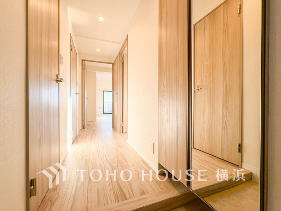 明るく開放的な玄関ホール。全身鏡付きの収納でお出かけ前の身だしなみチェックも快適です。