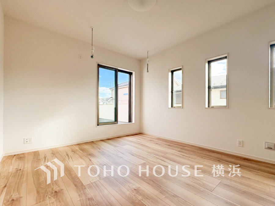 穏やかな風と陽光を導き、プライバシーに配慮された設計プランを採用し、居住性を一段と心地よいものにしています。明るく開放的な空間を演出しております。