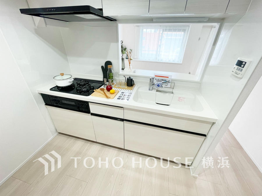 新規交換された清潔感溢れるシステムキッチン。スタイリッシュな対面式キッチンです。

