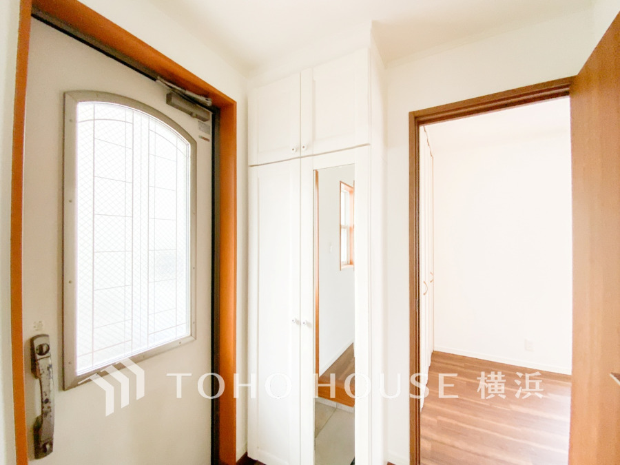 明るく清潔感のある玄関スペース。大容量の収納と姿見付きで使い勝手も抜群です。