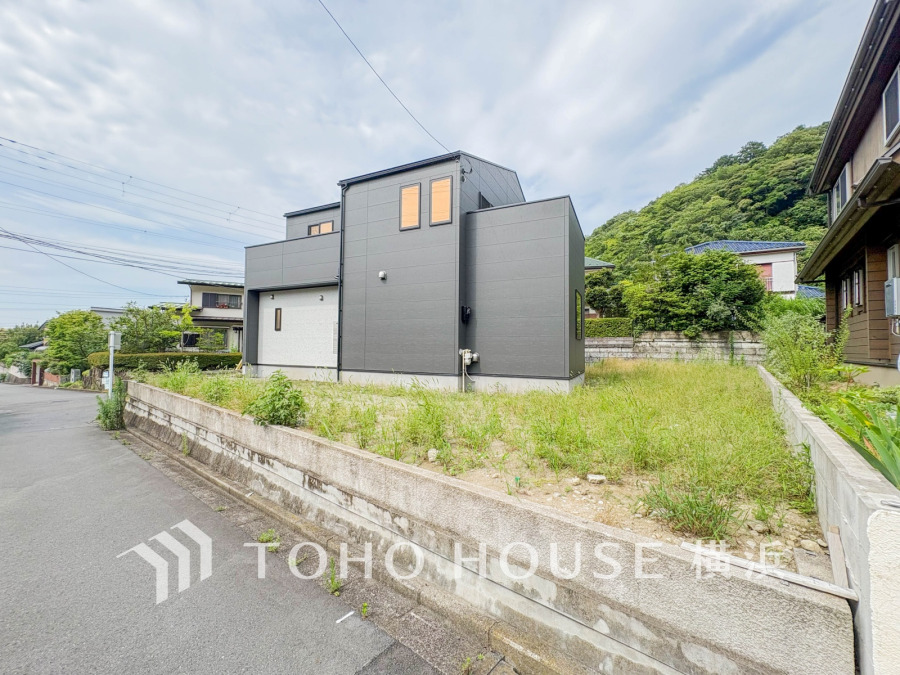 穏やかな風と陽光を導き、プライバシーに配慮された設計プランを採用し、居住性を一段と心地よいものにしています。周辺環境とのコラボレーションにより明るく開放的な空間を演出。