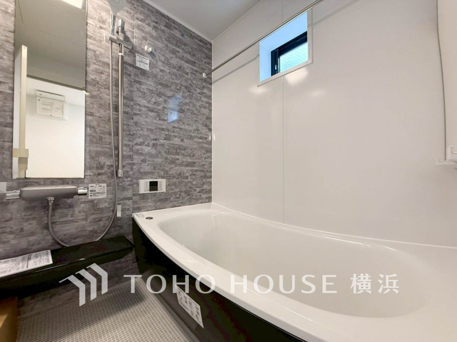 掃除のしやすさ・収納の便利さなど、おふろを使う人、お手入れする人、みんなにとっての「しあわせ性能」を追求したバスルームを採用いたしました。