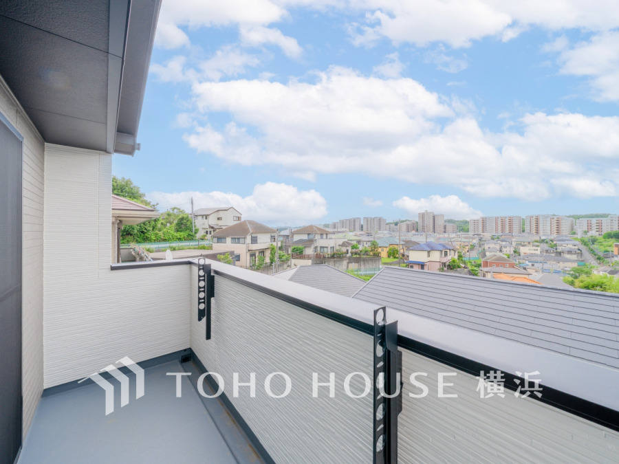 開放感があり、遮るものもなく気持ちのいい景色が広がります。お部屋にも爽やかな風と暖かく柔らかな日差しが差し込み、毎日の暮らしを豊かに彩ります。
