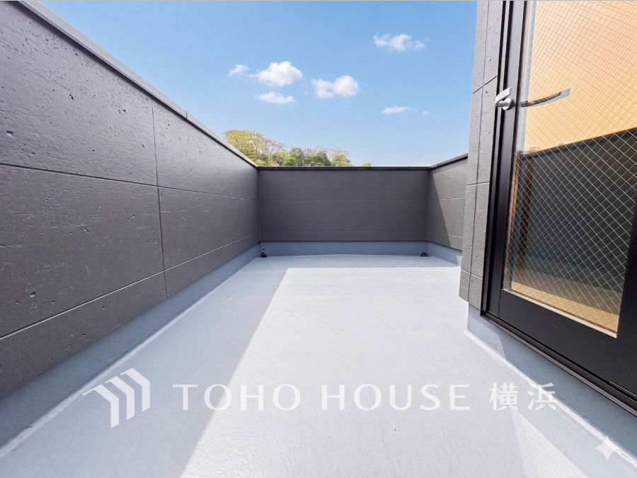 大空と眺望を心ゆくまで楽しめるルーフバルコニー。広々としたオープンエア空間が開放感あふれる毎日を演出します。