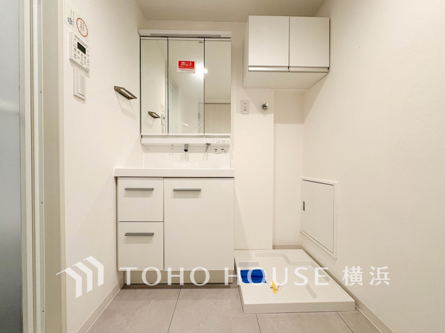 使いやすい機能が備えられた清潔感溢れる洗面空間。収納も充実しています。
