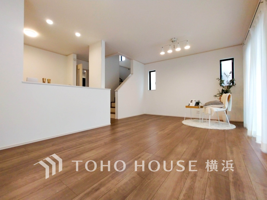 ここにはみんなが集い、食事と楽しい会話が始まる。話に夢中になりすぎて、ついつい時を忘れてしまう。そんな束の間の幸せを感じさせてくれる場所。