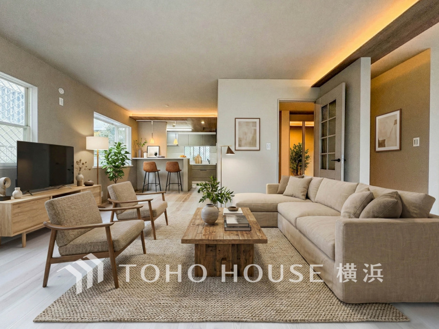 柔らかな色合いのフローリングと清潔感の溢れるクロスが明るい空間を創り出しているリビングダイニング。憩いの場に相応しく、ここで楽しむ家族の時間が絆をより深めてくれそうです。（家具はAI加工）