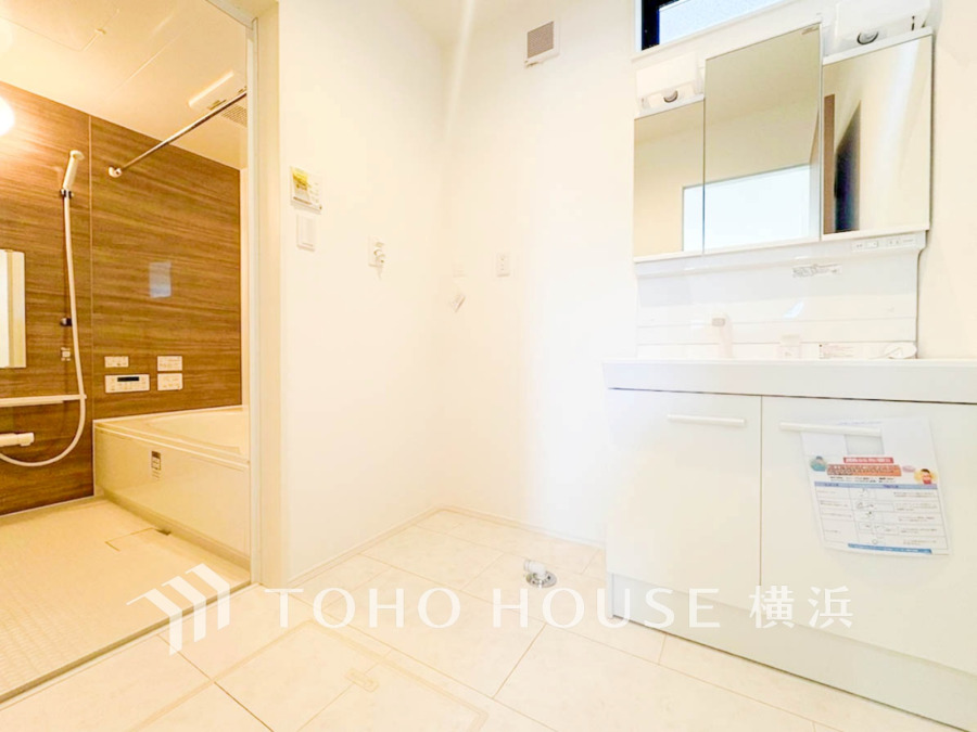 ご家族の1日が始まり、1日の終わりを締めくくる洗面空間。洗濯機を配置しても十分なスペースを確保した設計となっております。