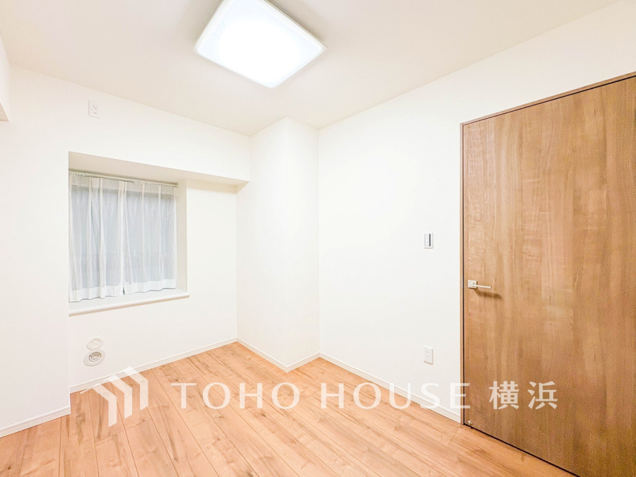 穏やかな風と陽光を導き、プライバシーに配慮された設計プランを採用し、居住性を一段と心地よいものにしています。明るく開放的な空間を演出しております。