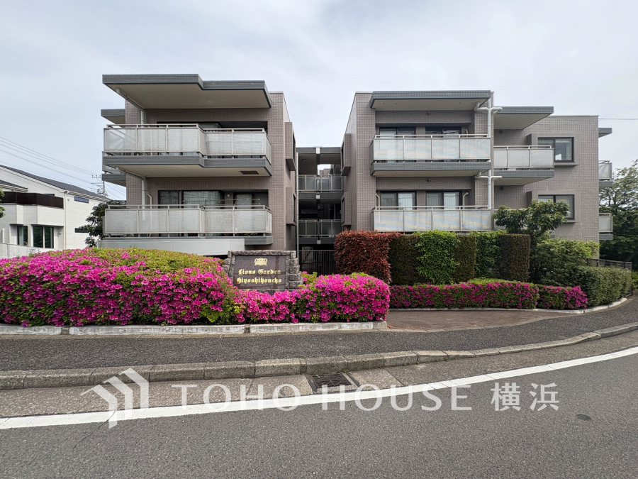 閑静な住宅街、美しい植栽が外観を彩る上質なマンション。