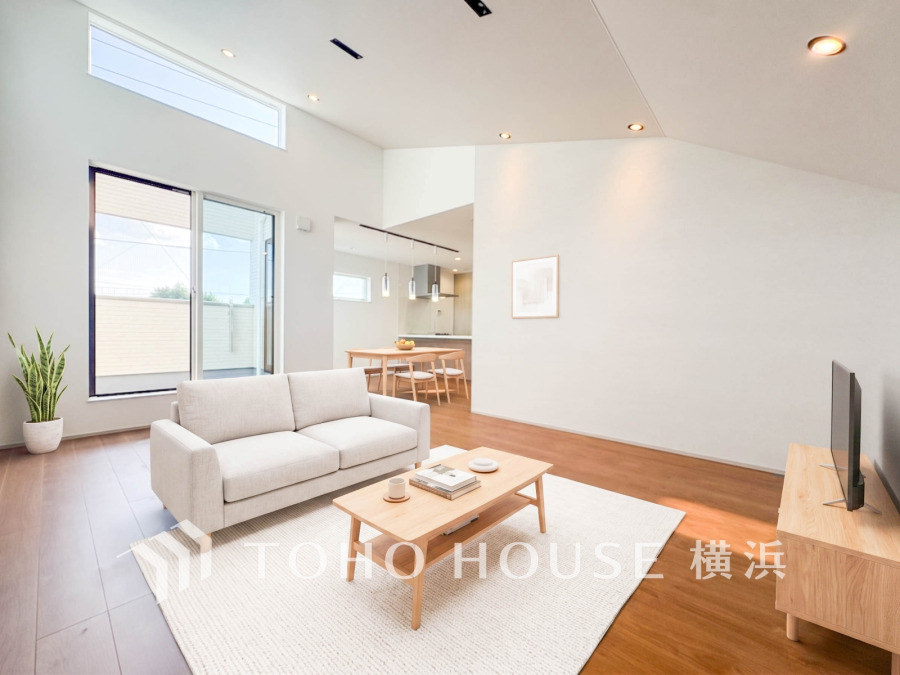 開放感あふれる吹き抜けのリビングは、明るい自然光が差し込み家族の憩いの空間に最適です。※生成AIによるイメージです。家具・小物は販売価格に含まれません。