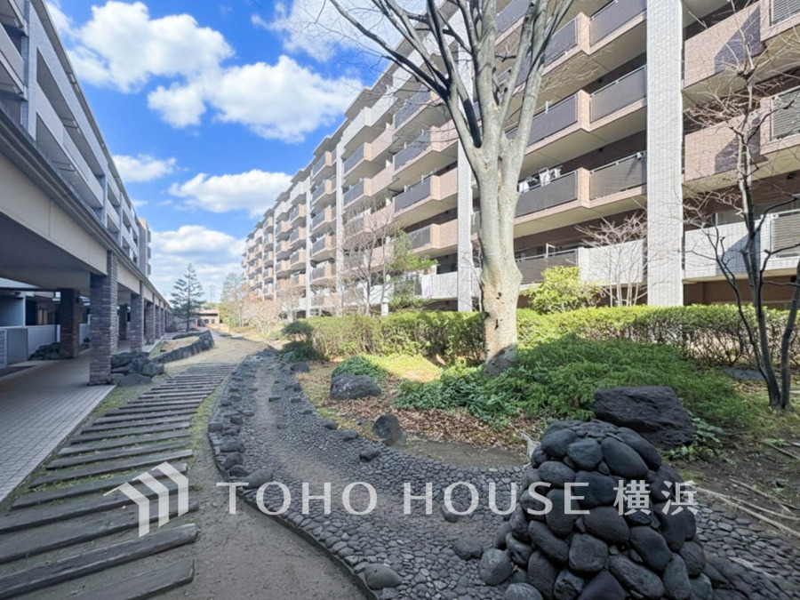 敷地内は手入れの行き届いた植栽や美しくデザインされたエクステリアで演出された緑豊かな空間です。
