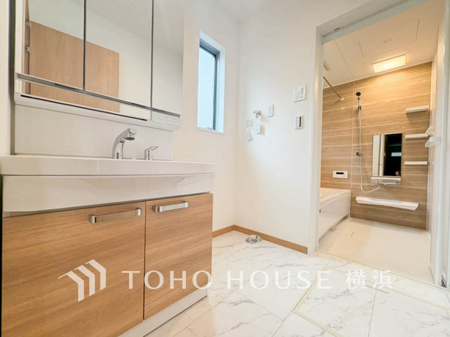 落ち着いた空間を演出するカラーと、ゆったり落ち着いてお使い頂ける広さが魅力のパウダールーム。居室からも独立しており、プライベート空間を保ちます。