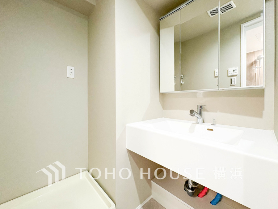 清潔感のあるプライベート空間は、身だしなみチェックや肌のお手入れに最適です。収納もあり、スッキリと見映えの良い空間に拵えました。時間に余裕とゆとりを持たせます。