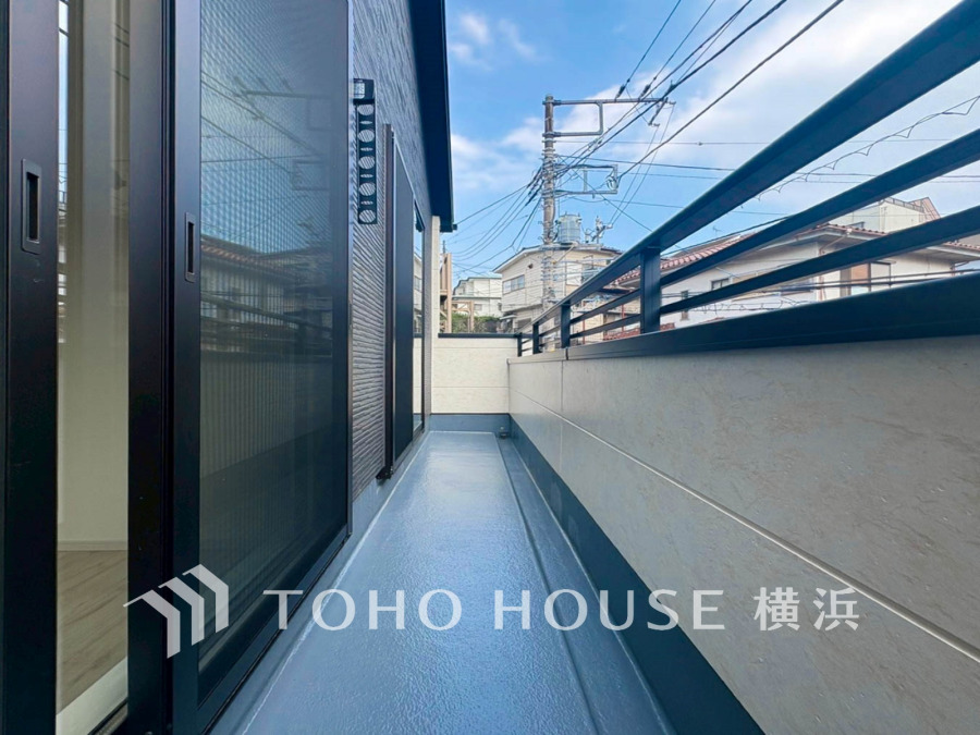 南向きの2部屋にまたがる広いバルコニーから、暮らしの中での光と風を演出してくれています。見事なまでの開放的な空間をお楽しみください