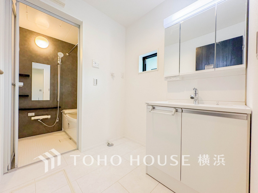 ご家族の1日が始まり、1日の終わりを締めくくる洗面空間。洗濯機を配置しても十分なスペースを確保した設計となっております。