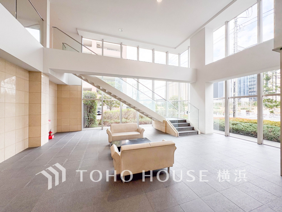 広々としたエントランススペース。柔らかな光溢れる開放的な空間です。
