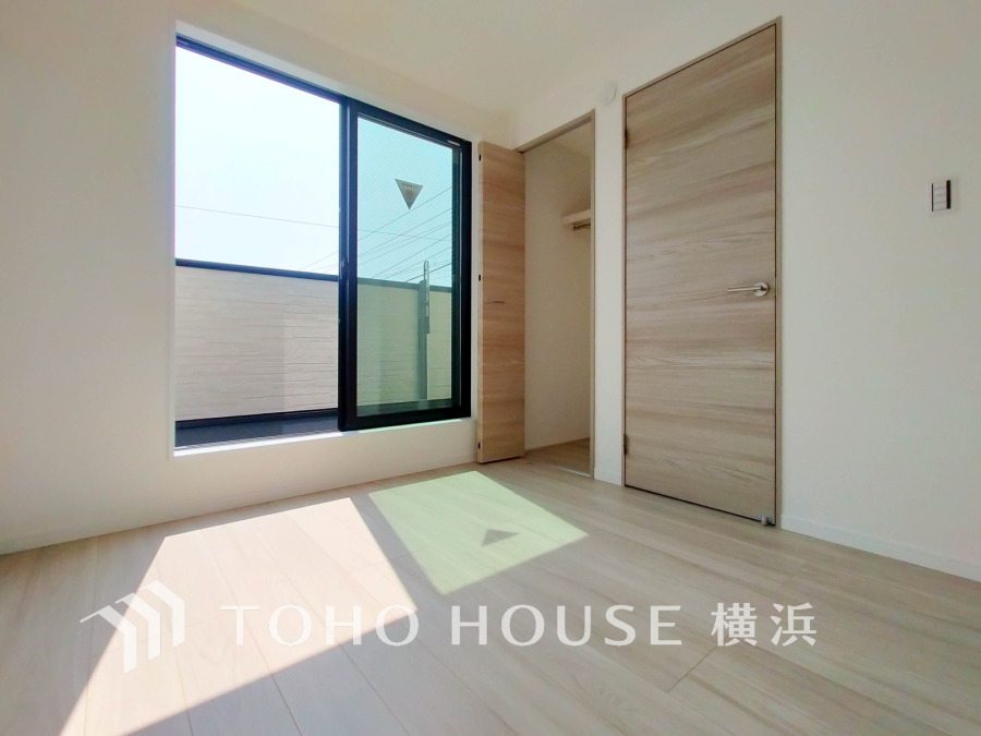 過ぎ行く時間をゆったりと感じることができる落ちついたプライベートルーム。リビングで楽しく過ごした後はゆっくり寛ぎの時間を満喫できます。静かな環境でリラックスタイムを愉しんで。