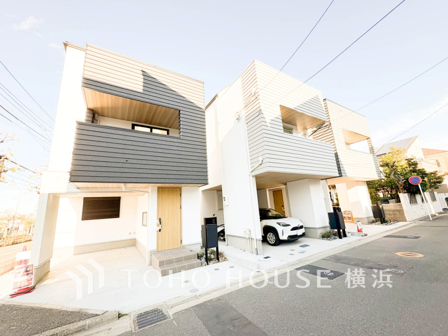 シンプルでスタイリッシュな外観が魅力の新築戸建て。駐車スペース付きで利便性も抜群です。