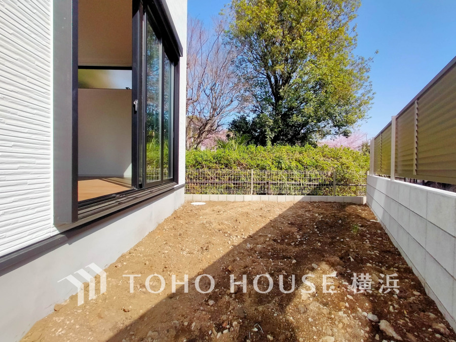 日常に癒しをプラスするお庭スペース。陽当り良好で心地よい空間です。