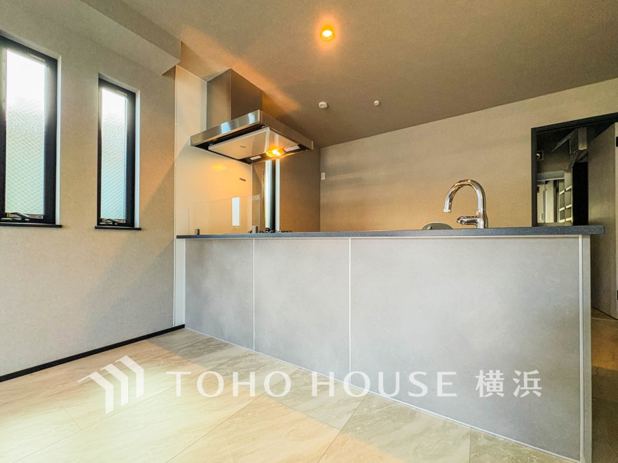 誰もが使いやすいデザインにこだわったキッチン。プライベートスペースを彩るインテリアとしての美と、快適な日常を支える機能性と強さがひとつになったキッチンです。