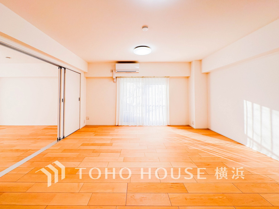 明るい自然光が差し込む、広々としたリビング。シンプルで使いやすい間取りが魅力です。