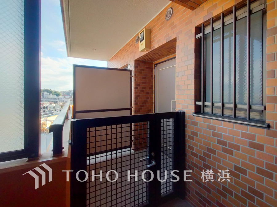 マンションながら戸建感覚で、ゆったりプライベート感のある門扉付き玄関ポーチ。居住者の帰り、訪れる方を優しく迎え、安らぎに満ちた生活空間を予感させてくれます。