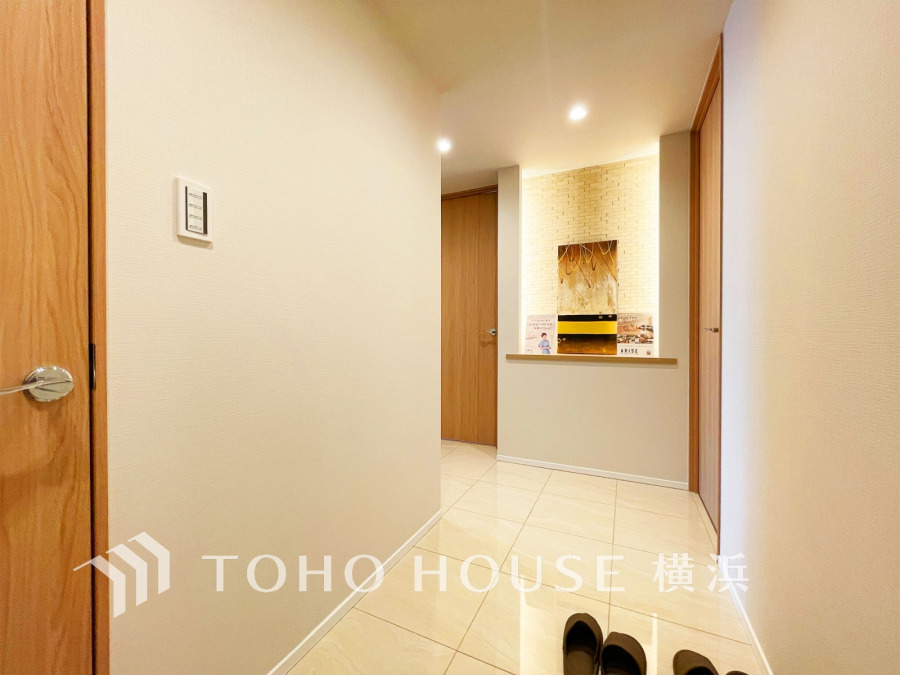 豊かなプライベートタイムへ誘うモダンテイストな玄関。デザインや素材が美しい調和を奏でている空間です。お客様をお迎えする玄関は落ち着いた雰囲気です。