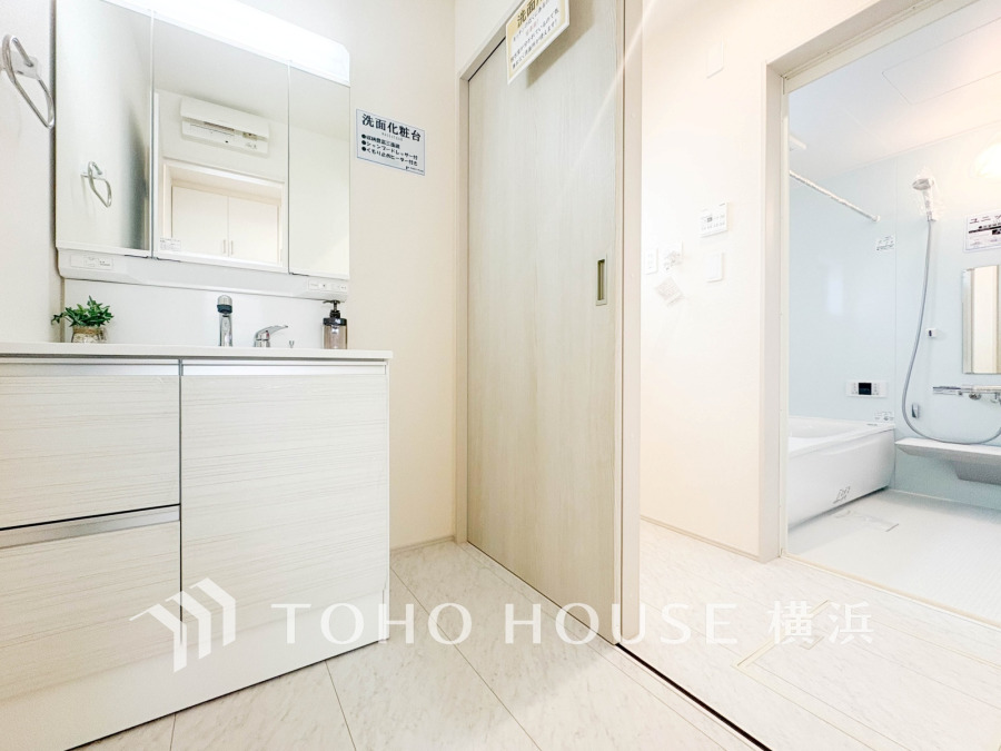 ご家族の1日が始まり、1日の終わりを締めくくる洗面空間。洗濯機を配置しても十分なスペースを確保した設計となっております。