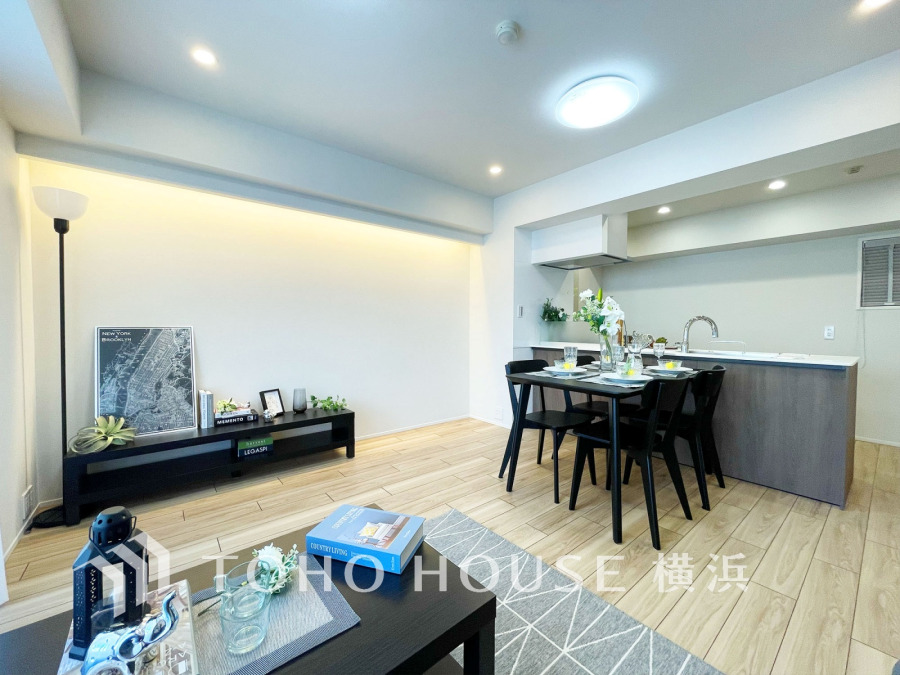 和やかで洗練された空間の演出。寛ぎとコミュニケーションを育む居心地のよい場所。やわらかな陽射しが降り注ぎ、室内に開放感と爽快感をもたらします。