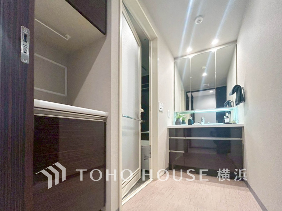 十分な大きさの洗面台は、身だしなみチェックや歯磨きなど、朝の慌ただしい時間でも余裕とゆとりを感じて頂けます。