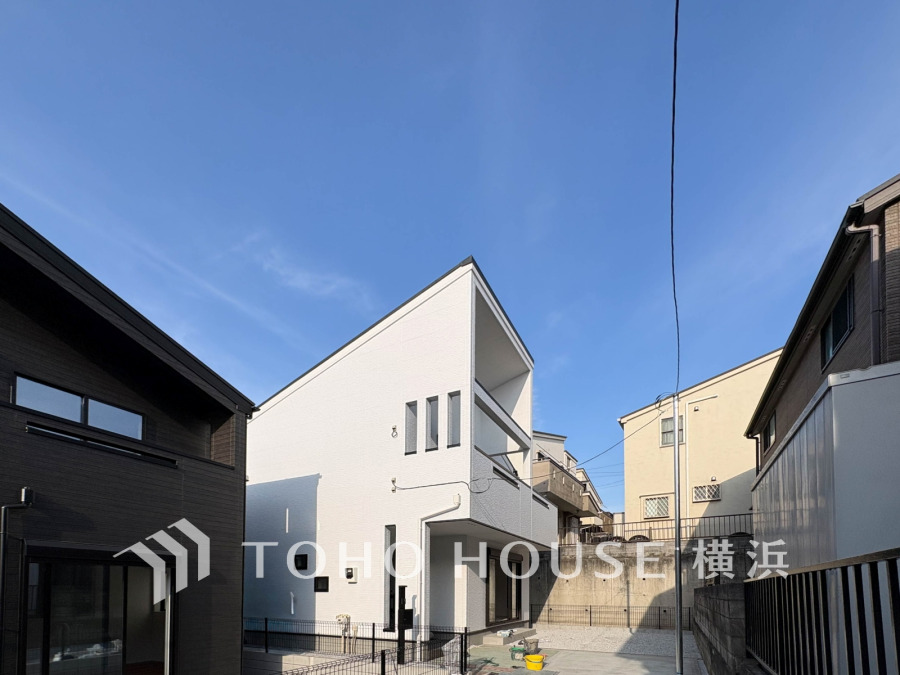 スタイリッシュな白い外観が映える、日当たり良好な新築住宅。カースペース2台分のゆとりも魅力です（車種によります）。