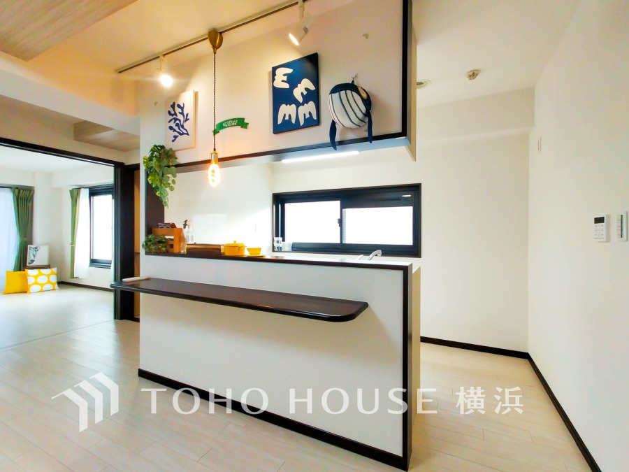 スタイリッシュな対面キッチンを採用。リビングが見渡せるので、お子様を安心して遊ばせながら家事ができ、リビング学習をするお子様にも声がかけやすい自然な距離感。 