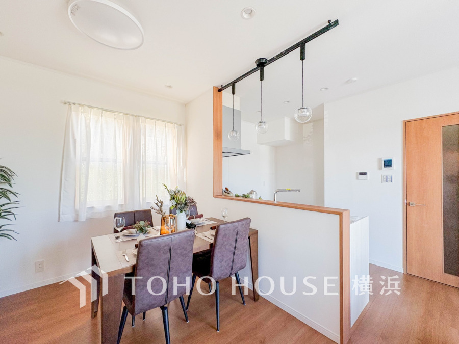 自然光が差し込む明るいダイニングキッチン。シンプルで落ち着いた空間が家族の団らんを演出します。