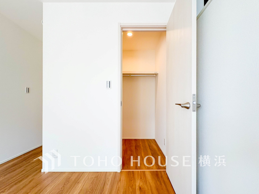 たっぷりとした収納スペース・ウォークインクローゼット。その収納力は是非ご自身の目でお確かめください。冬物のコートやスーツなど、大切なお洋服を皺なく収納できます。