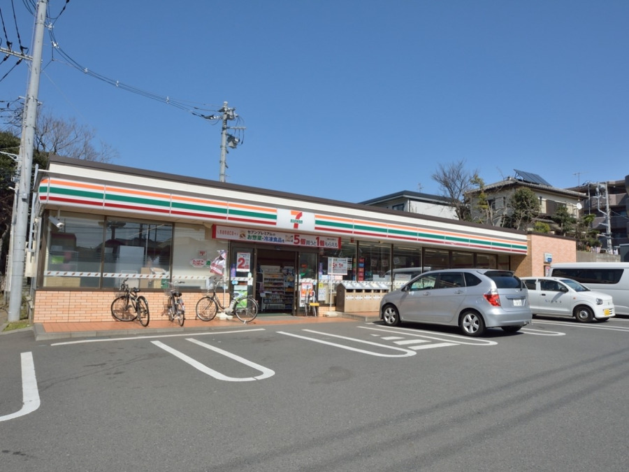 セブン-イレブン 横浜泉区役所前店(約900ｍ。近くにあるとちょっとした買い物にも便利ですね。)