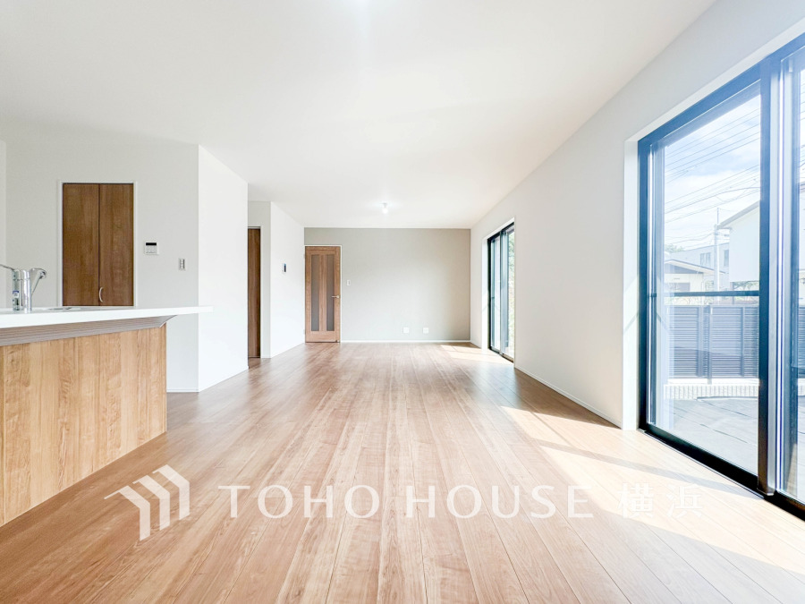 明るい日差しが差し込む広々としたリビングは、家族が集う快適で開放的な空間です。