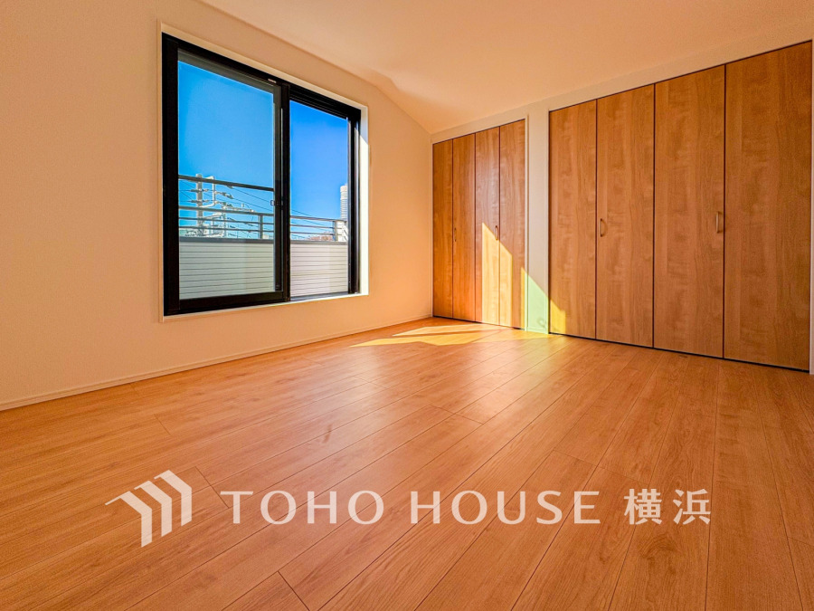 陽光が差し込む広々とした洋室。大容量の収納で快適な暮らしをサポートします。
