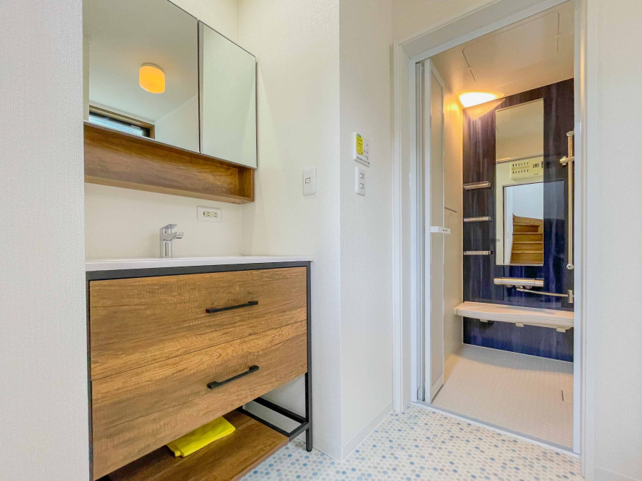 デザイン性の高いスクエアデザインの洗面シンクを採用。ホテルのような上質な気品あふれる空間を創造しております。また洗面台の横にスペースを設け、洗面スペースをより広々使えます。