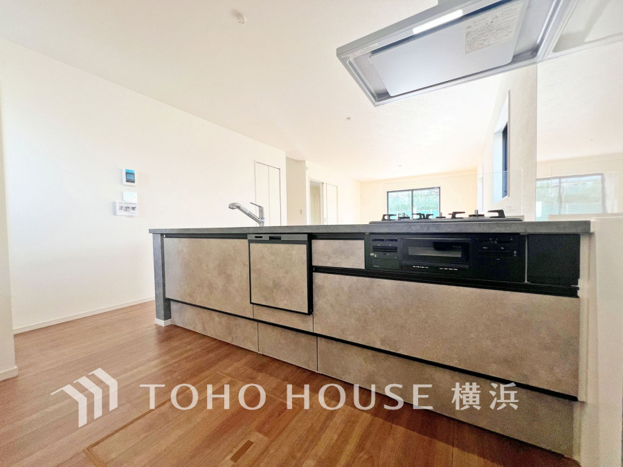 スタイリッシュで機能的な対面キッチン。リビングと一体感があり、家族との会話を楽しみながら料理ができます。