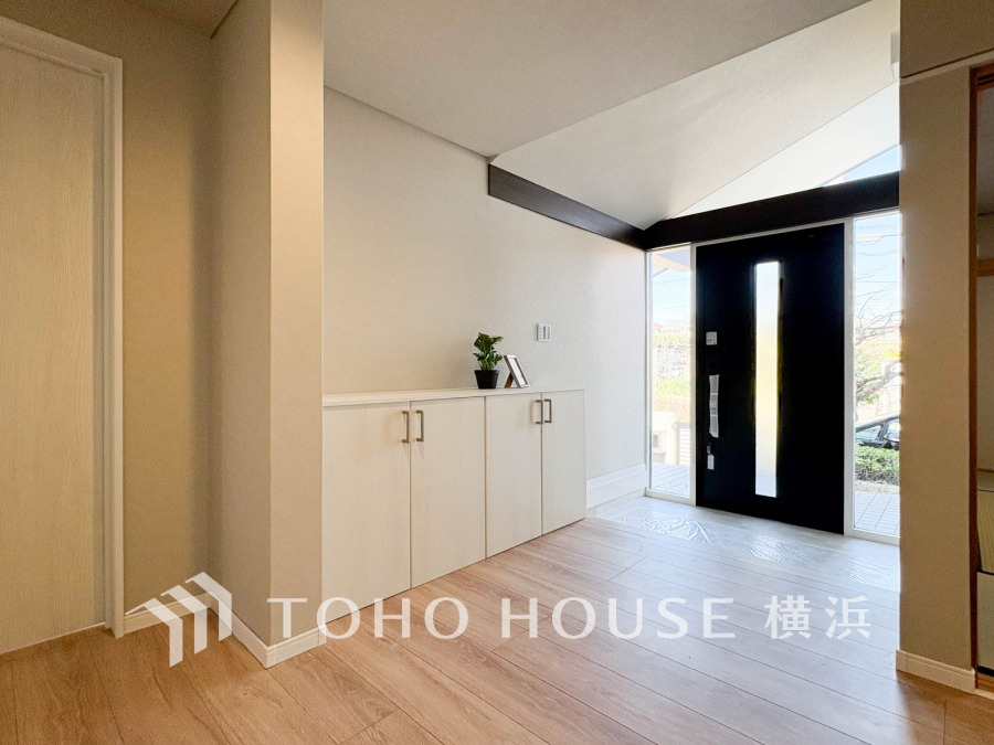 上質感のある玄関スペース。ゆとりを感じさせる明るい空間が住まう人や訪れる人を心地よく迎え入れてくれます。
