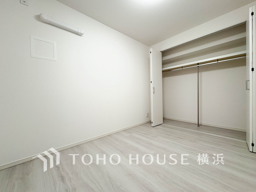 たっぷりの収納を備えた居室。プライベートな自分時間を快適に過ごせるお部屋です。
