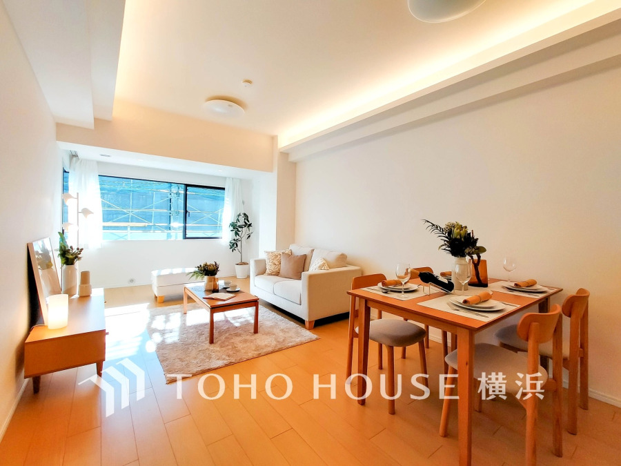 明るく開放的な空間が広がるLDK。室内には豊かな陽光が注ぎ込み、爽やかな住空間を演出。
