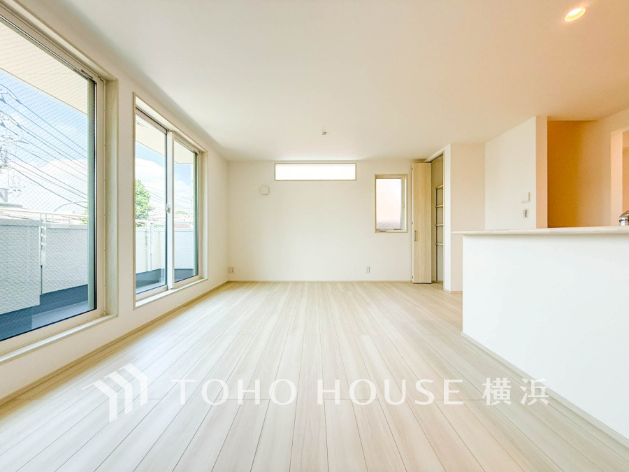 家族みんなが爽やかに健やかに過ごせるように、溢れる光をたっぷり取り込んだリビングダイニング。集いの場、憩いの場としての快適性を求めたやすらぎの空間です。
