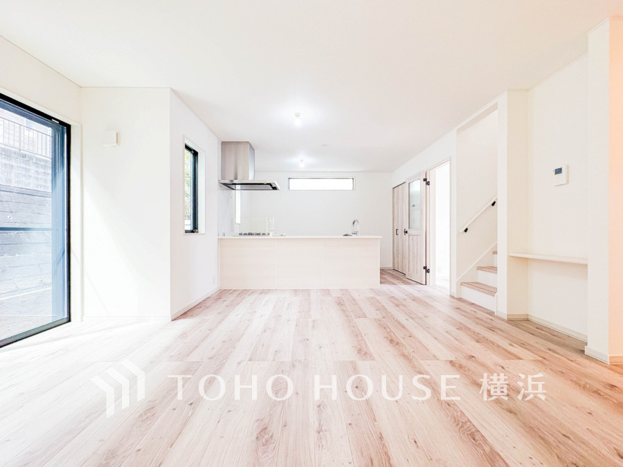 光と風が溢れる開放的なリビングダイニングには自然と家族みんなが集まってきます。明るく穏やかな空気の中で飲んだり、食べたり、笑ったり。