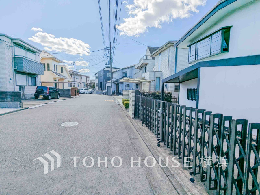 閑静な住宅街の陽当りに恵まれた土地。たくさんの想いが美しいカタチに彩られた時、そこにはひと時のくつろぎが生まれ、ゆっくりと愛着が育まれていきます。