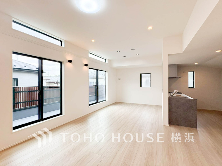 穏やかな風と陽光を導き、プライバシーに配慮された設計プランを採用し、居住性を一段と心地よいものにしています。明るく開放的な空間を演出しております。