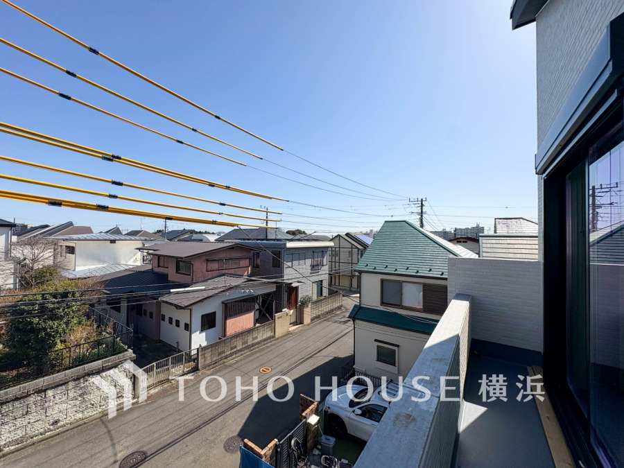 ずっと太陽を感じる事ができるのは、遮るものが視界に無いから。彼方に広がる風景が絵画のように広がります。